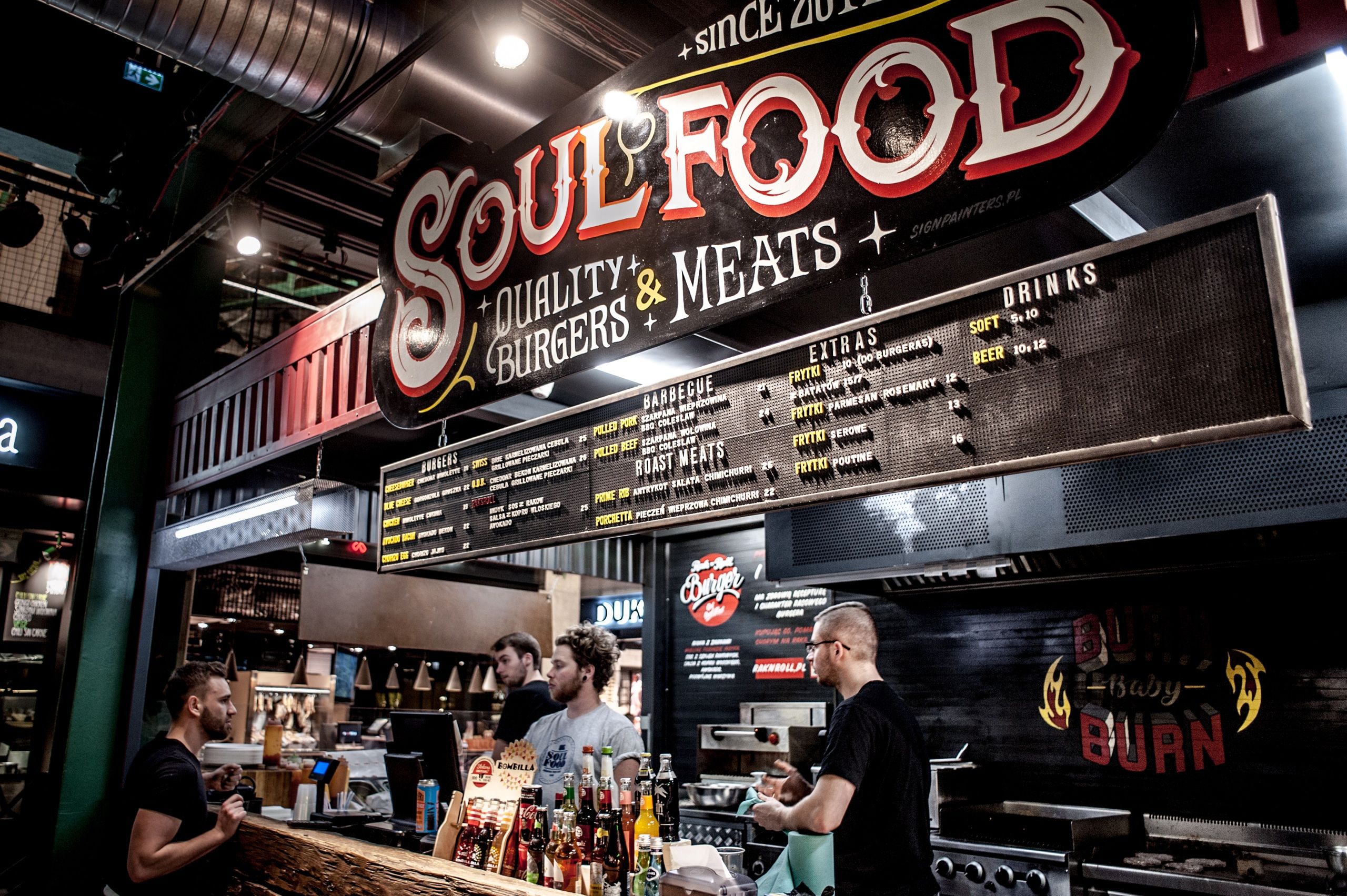 Soul Food w Elektrowni Powiśle z szyldem namalowanym prze Good Looking