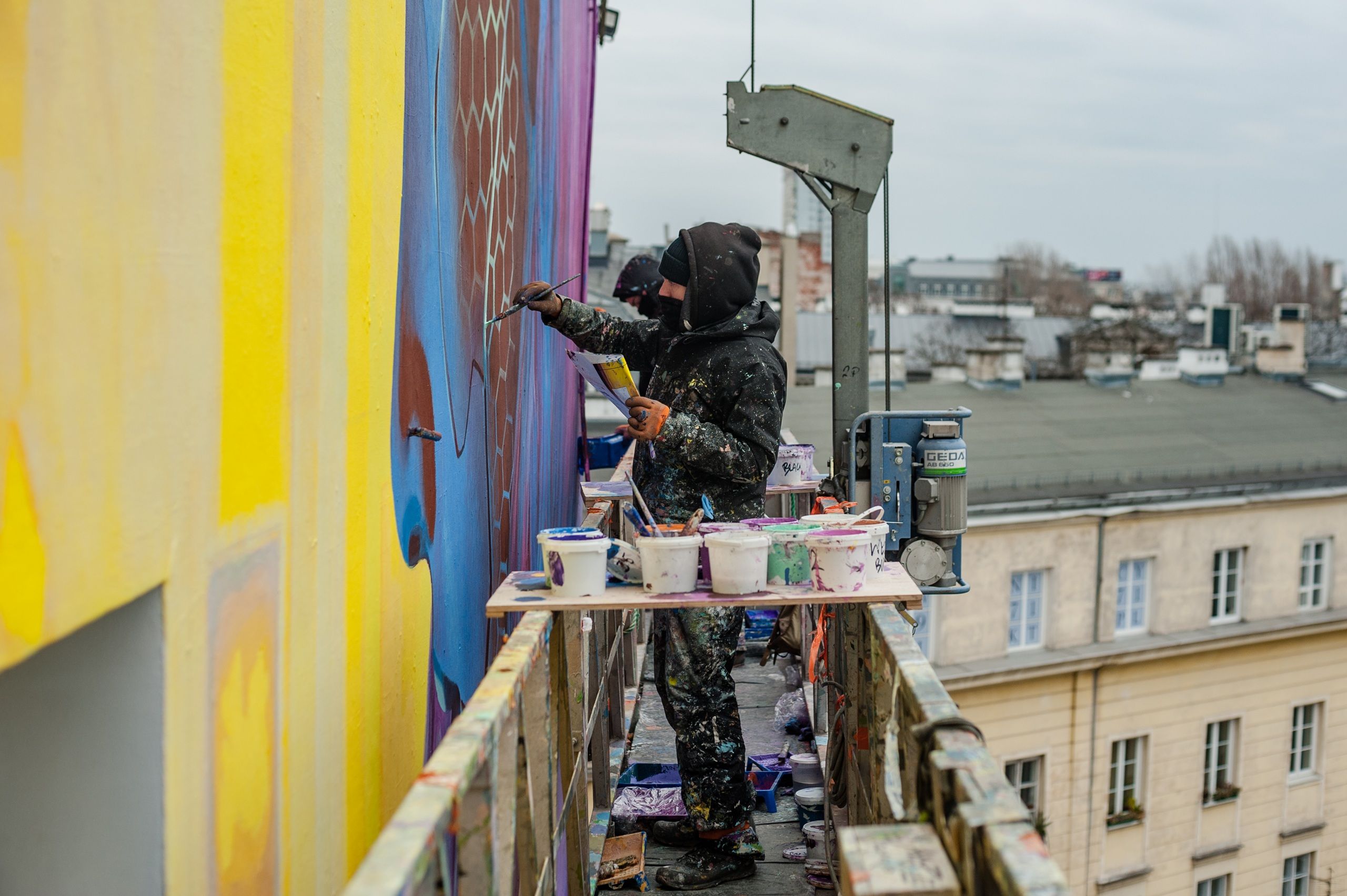 Artyści z Good Looking Studio malują mural dla CD Projekt, Cyberpunk 2077, Warszawa, Bracka 25