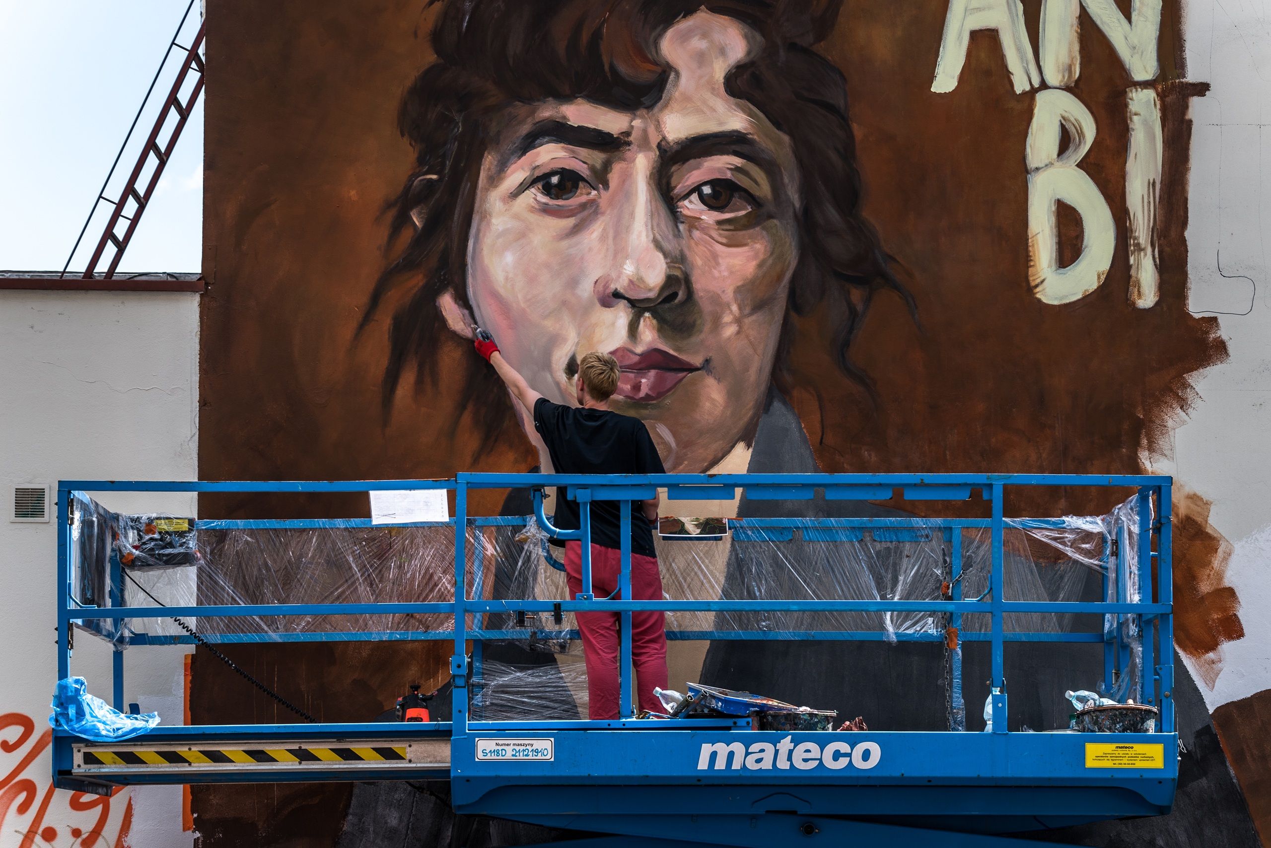 Good Looking Studio maluje mural na poczet Anny Bilińskiej przy ul. Smolnej 15 w Warszawie