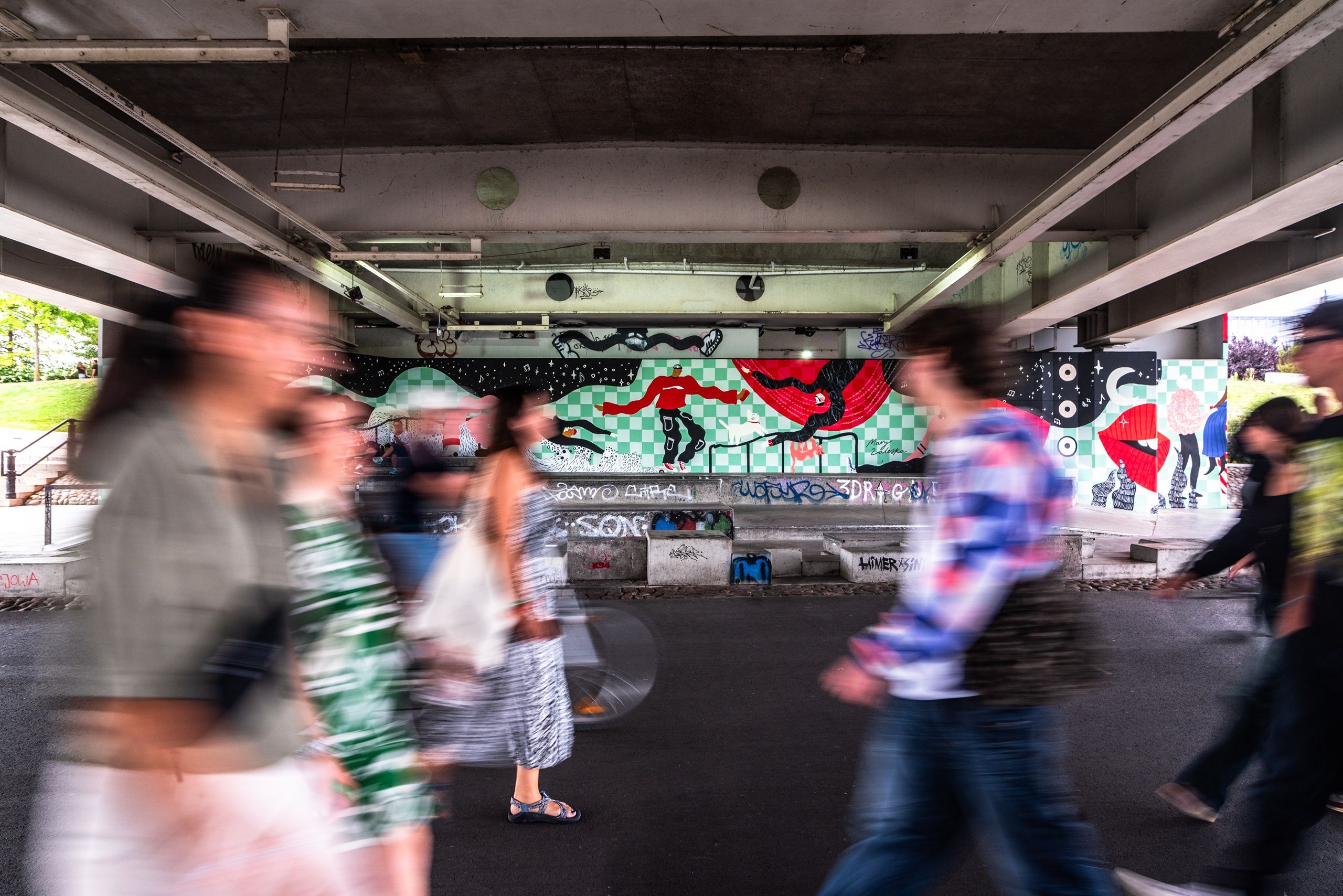 Good Looking Studio namalowało mural pod postem Świętokrzyskim dla marki Coca-Cola