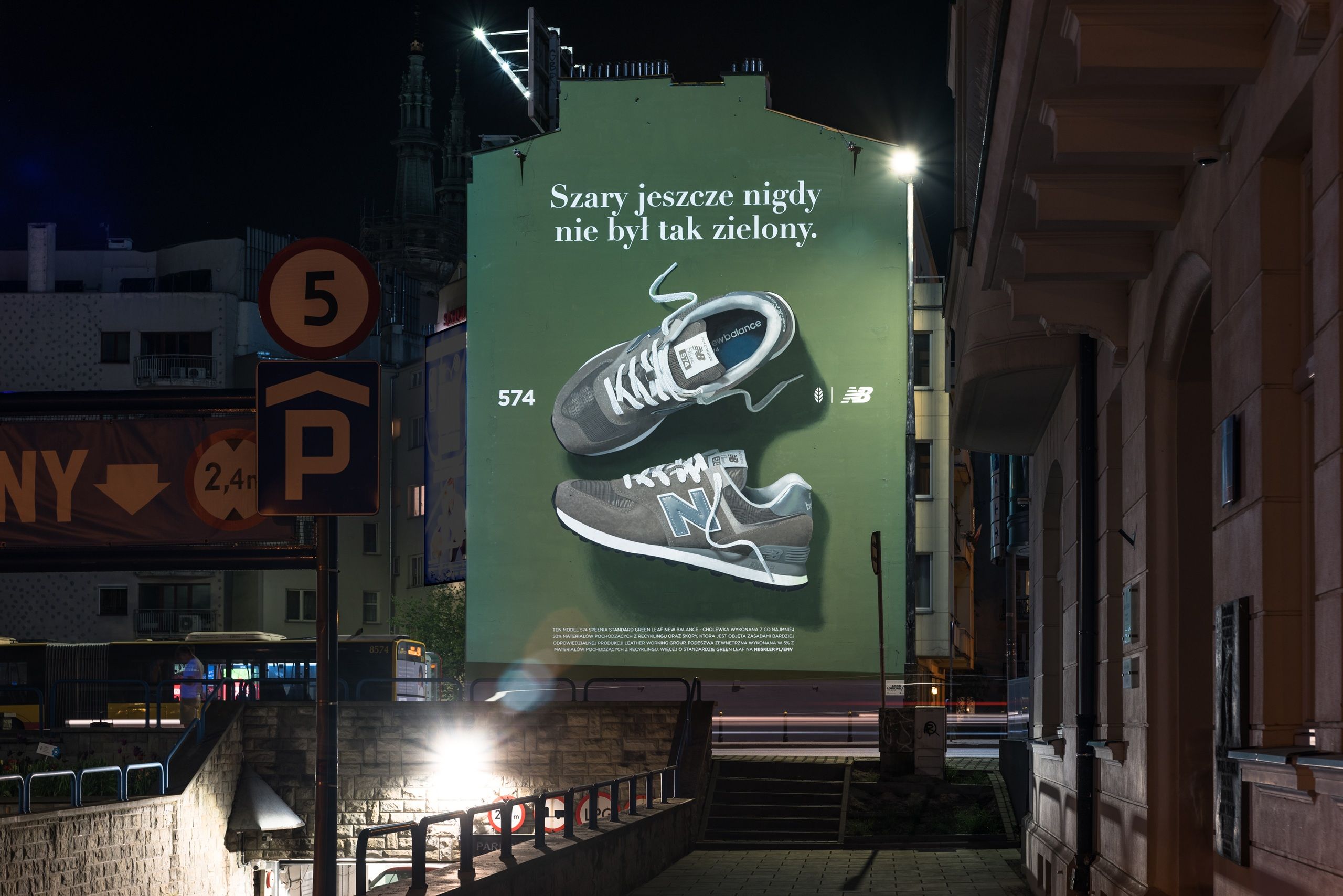 Good Looking namalowało mural dla New Balance w Warszawie