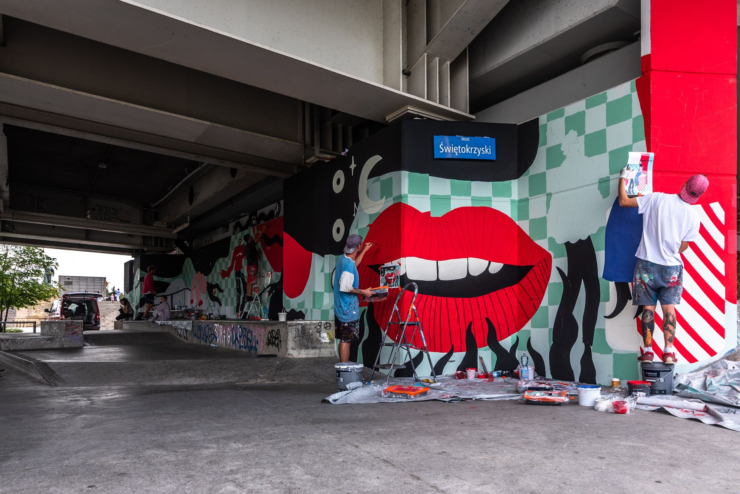 Good Looking Studio namalowało mural pod postem Świętokrzyskim dla marki Coca-Cola