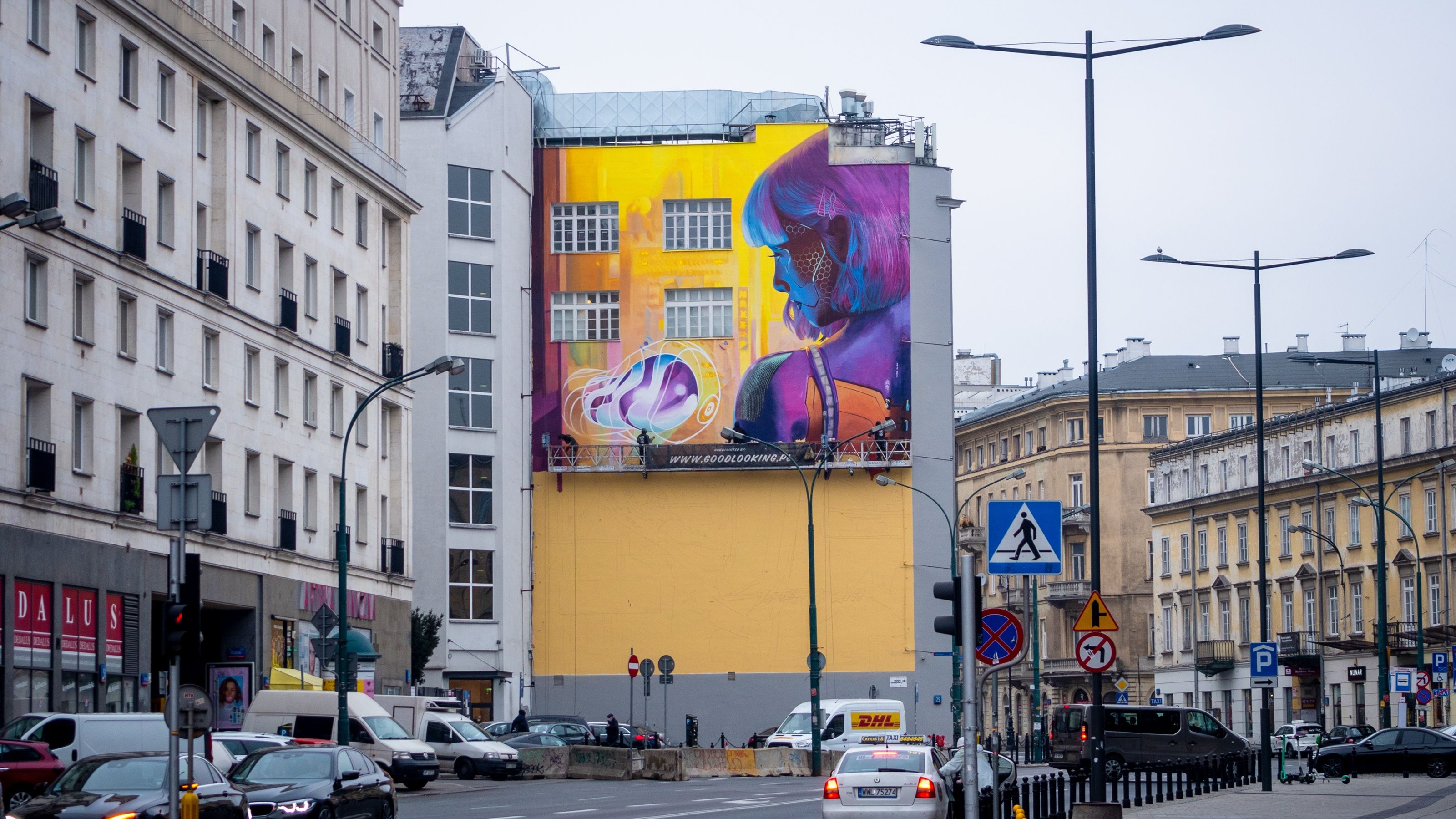 Artyści z Good Looking Studio malują mural dla CD Projekt, Cyberpunk 2077, Warszawa, Bracka 25