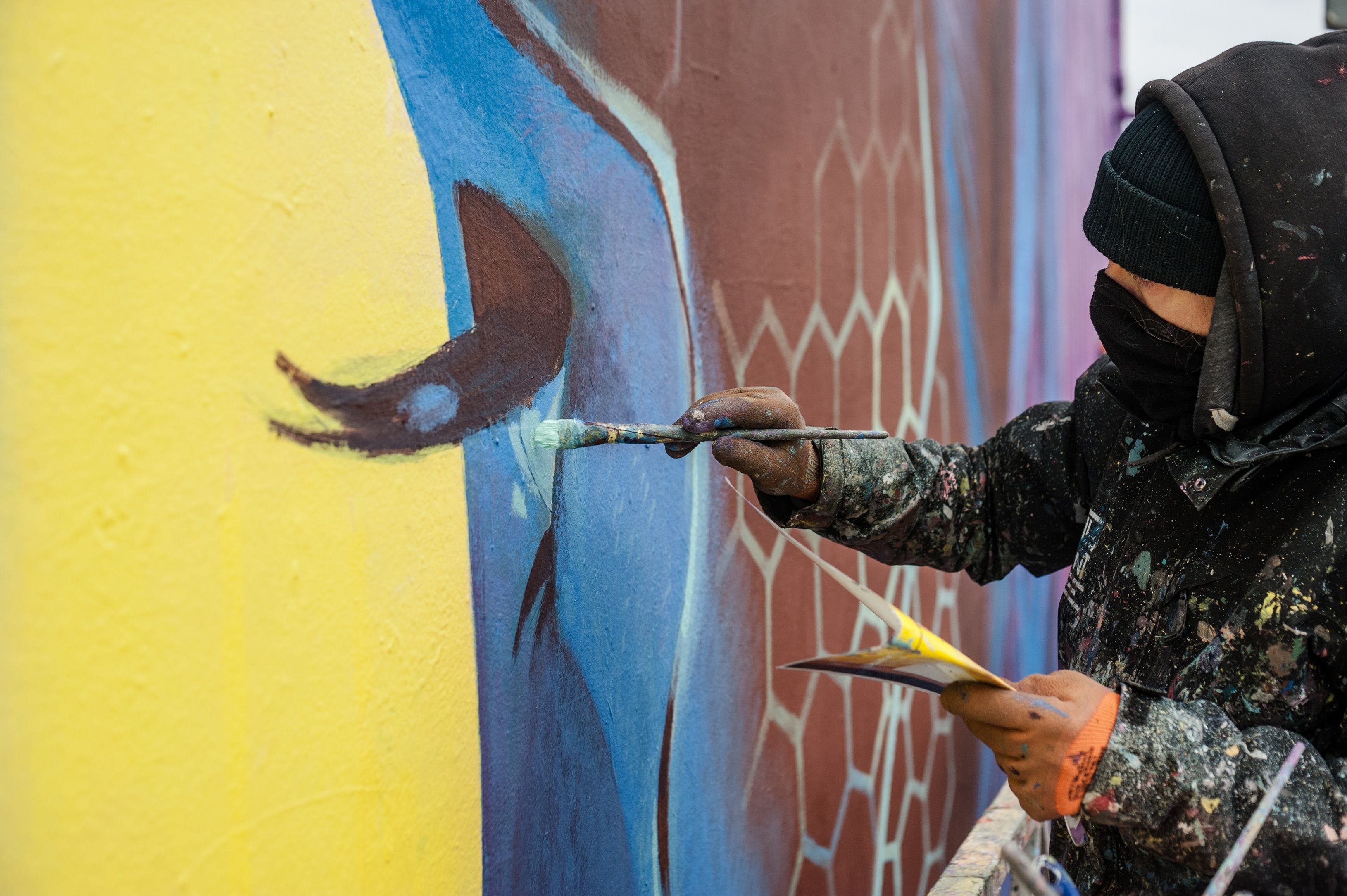 Artyści z Good Looking Studio malują mural dla CD Projekt, Cyberpunk 2077, Warszawa, Bracka 25