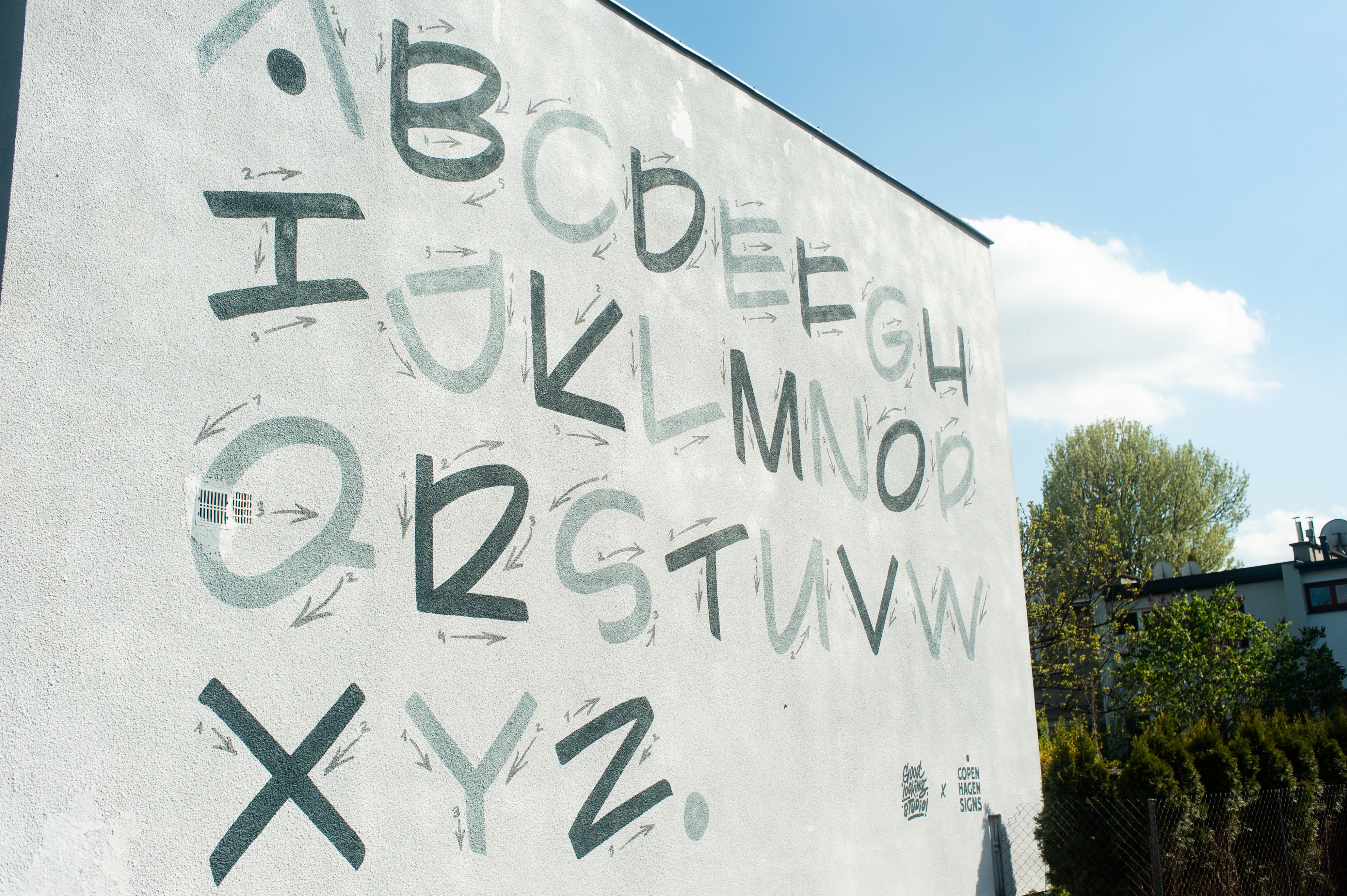 good looking alfabet mural na sakiej kępie