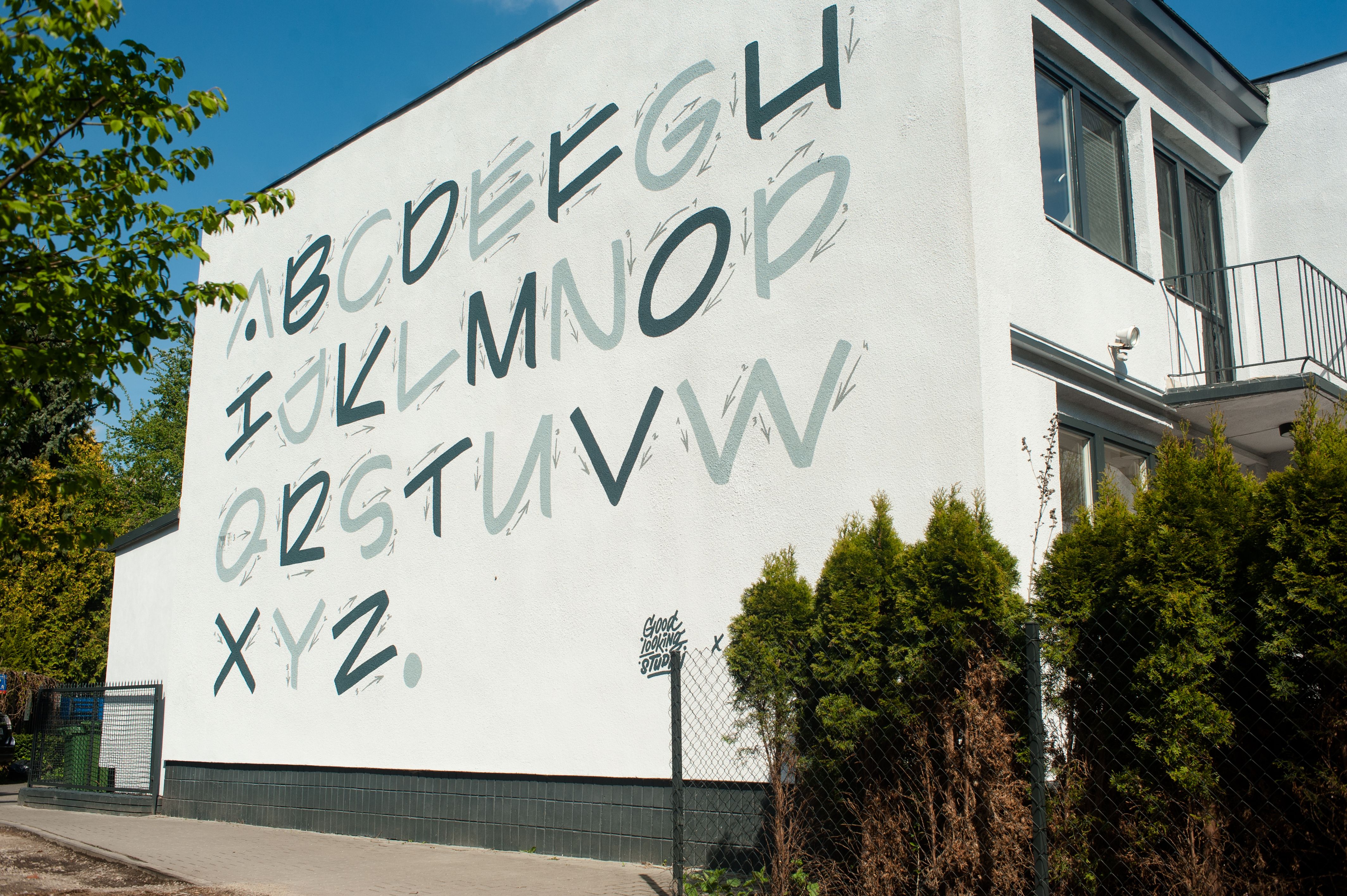 good looking alfabet mural na sakiej kępie