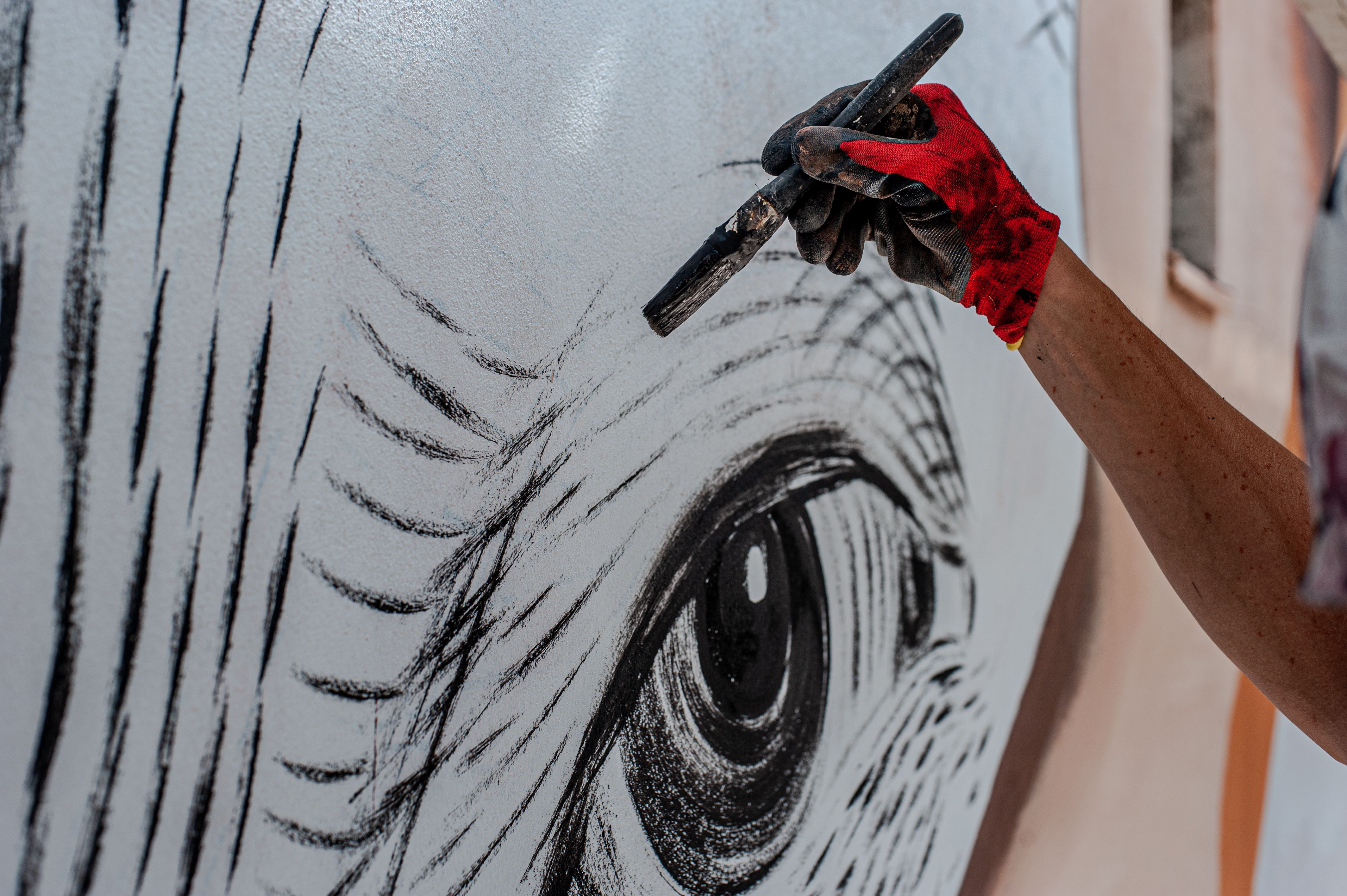 Good Looking namalowało mural na Tamce, na muralu Chopin, na zdjęciu proces powstania